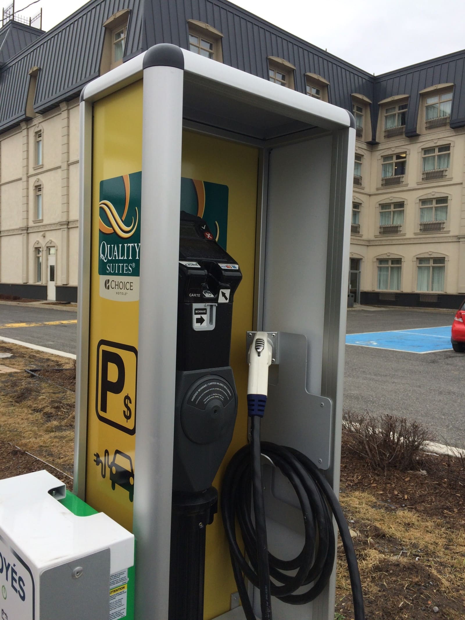 Electric car charging station Quality Suites Drummondville Hotel